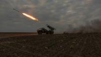 Un lance-roquettes multiple Grad des forces ukrainiennes fait feu sur des positions russes dans la région de Kharkiv (nord-est) le 15 mai 2024
