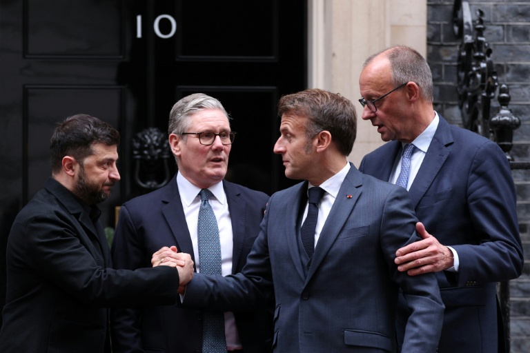 (De gauche à droite) Le président ukrainien Volodymyr Zelensky, le Premier ministre britannique Keir Starmer, le président français Emmanuel Macron et le chancelier allemand Friedrich Merz se rencontrent, le 8 décembre 2025 à Londres