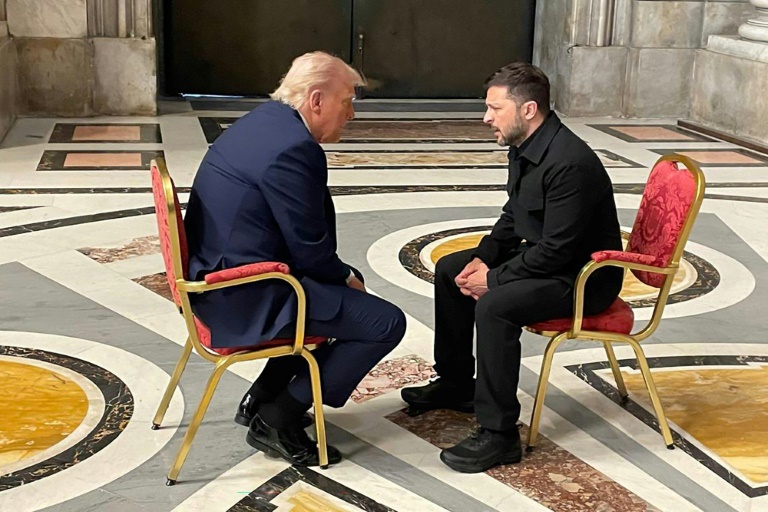 Photo diffusée par le ministère des Affaires étrangères ukrainien montrnant le président américain Donald Trump et son homologue ukrainien Volodymyr Zelensky, le 26 avril 2025 à la basilique Saint-Pierre du Vatican