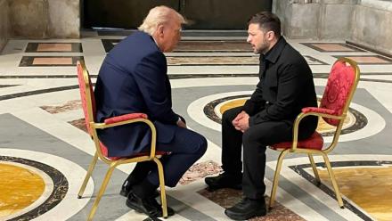 Photo diffusée par le ministère des Affaires étrangères ukrainien montrnant le président américain Donald Trump et son homologue ukrainien Volodymyr Zelensky, le 26 avril 2025 à la basilique Saint-Pierre du Vatican