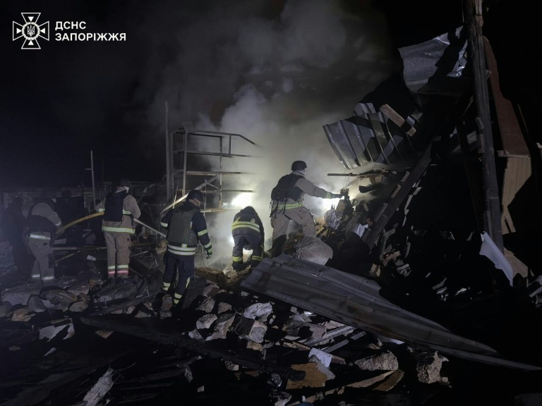 Photo diffusée par les services d'urgence ukrainiens ,le 24 décembre 2025, montrant des secouristes ukrainiens sur le site d'une frappe aérienne à Zaporijjia