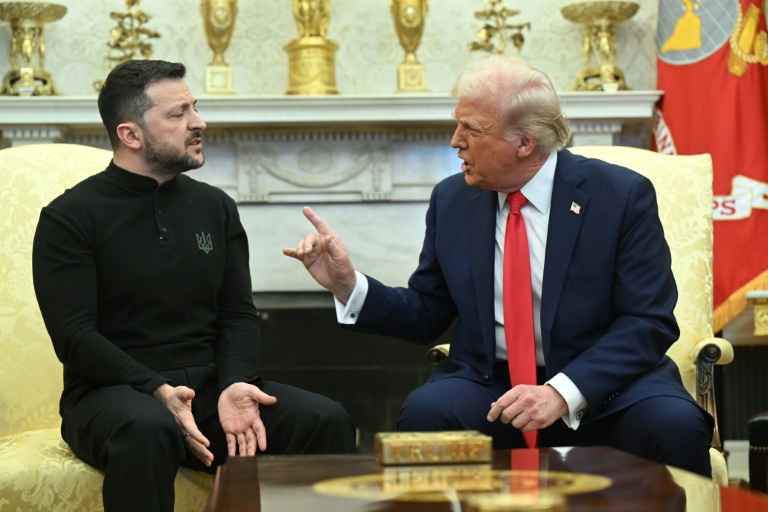 Le président américain Donald Trump (d) et le président ukrainien Volodymyr Zelensky dans le Bureau ovale de la Maison Blanche, à Washington, le 28 février 2025