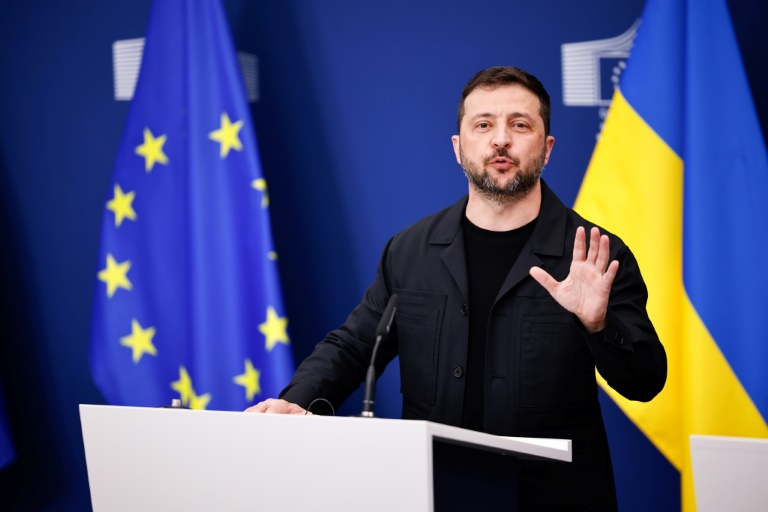 Le président ukrainien Volodymyr Zelensky lors d'une conférence de presse à Bruxelles, le 17 août 2025