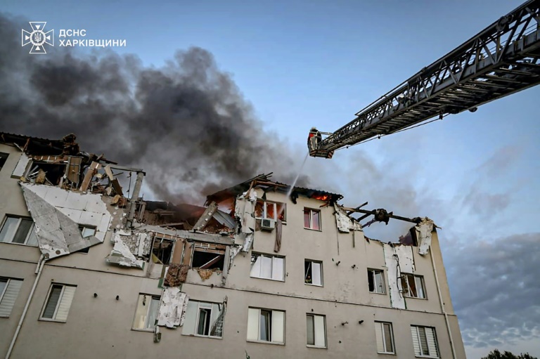 Photo prise et diffusée par le service d'urgence ukrainien, le 18 août 2025, d'un immeuble résidentiel endommagé à la suite d'une attaque aérienne russe à Kharkiv