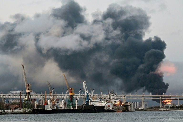 La fumée d'un terminal pétrolier en feu à Saint-Pétersbourg après des attaque de drones ukrainiens, le 18 octobre 2026 en Russie
