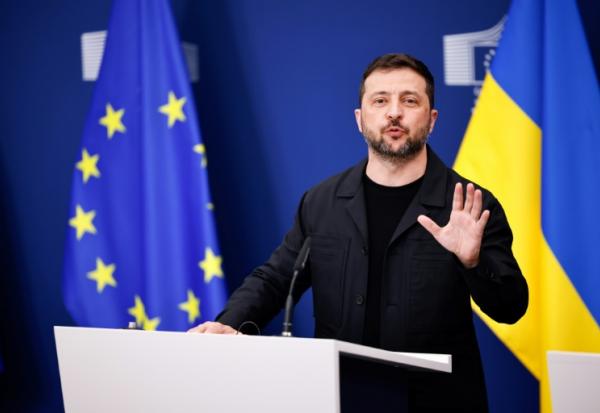 Le président ukrainien Volodymyr Zelensky lors d'une conférence de presse à Bruxelles, le 17 août 2025