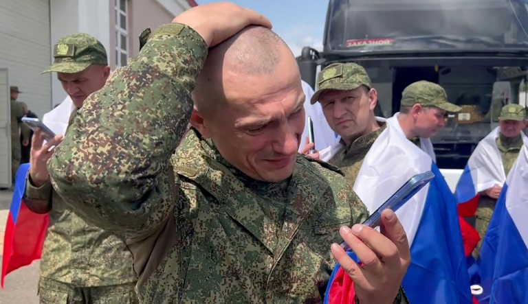 Des prisonniers russes après un échange avec l'Ukraine, le 12 juin 2025 au Bélarus