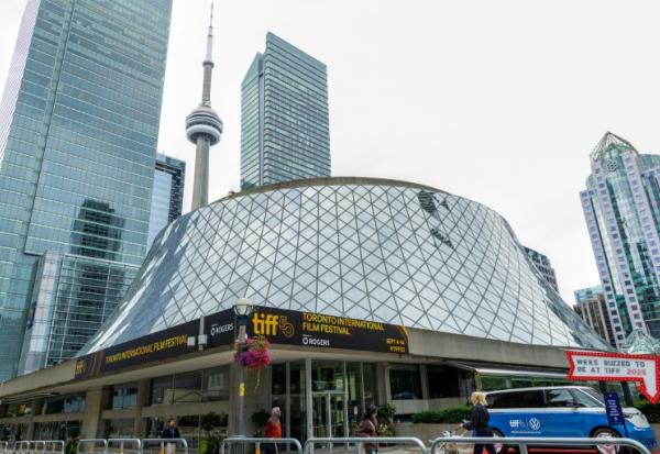 Le Roy Thomson Hall, l'une des principales salles du Festival international du film de Toronto (TIFF), photographié le jour de l'ouverture, à Toronto, au Canada, le 4 septembre 2025
