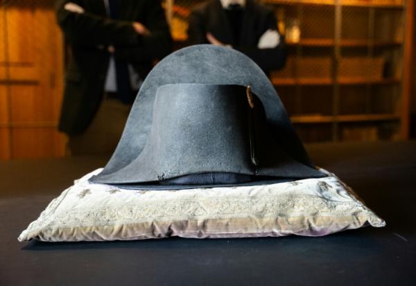 Le bicorne de l'empereur  Napoléon 1er présenté le 26 mars 2026 au chateau de Chantilly, dans le nord de la France
