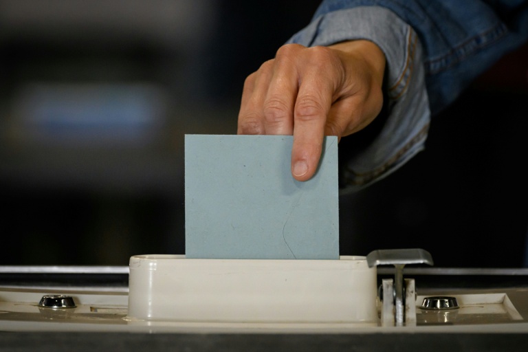 Les électeurs de la première circonscription du Tarn-et-Garonne votent dimanche lors d'une législative partielle pour départager Pierre-Henri Carbonnel, candidat UDR soutenu par le RN, et Cathie Bourdoncle, candidate socialiste
