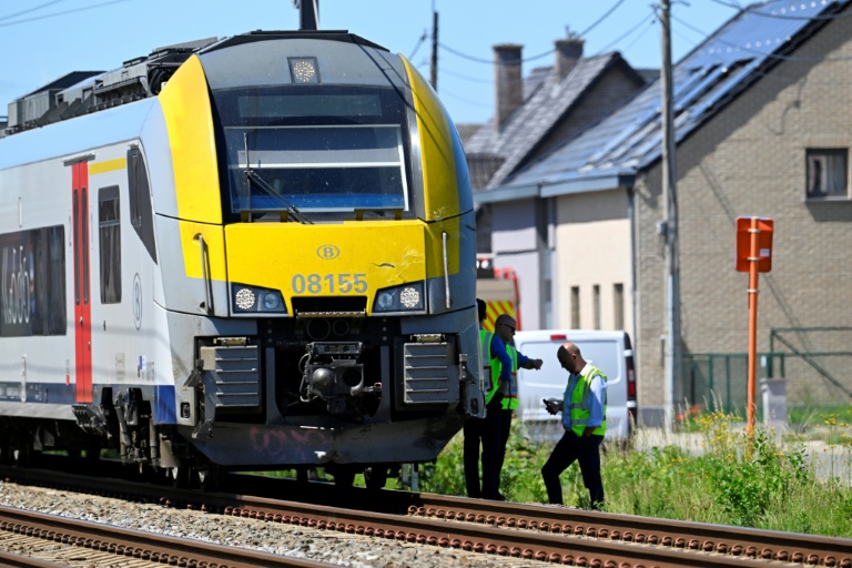 Le train qui a percuté un bus scolaire au passage à niveau de Vierhuizen à Buggenhout, au nord de Bruxelles, le 26 mai 2026 en Belgique