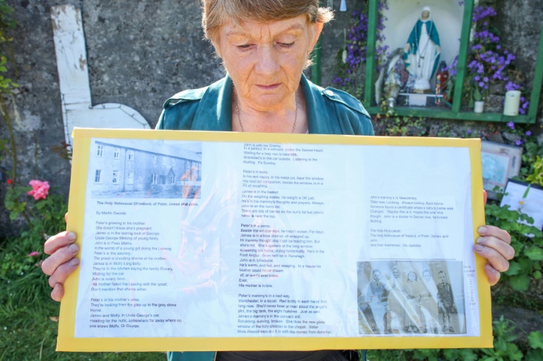 L'historienne Catherine Corless sur le site de l'ancien foyer St Mary, où 796 enfants avaient été inhumés anonymement, le 20 mai 2025 à Tuam dans l'Ouest de l'Irlande