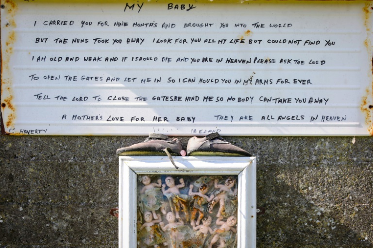 Photo prise sur le site de l'ancien foyer St Mary, où 796 enfants avaient été inhumés anonymement, le 20 mai 2025 à Tuam dans l'Ouest de l'Irlande