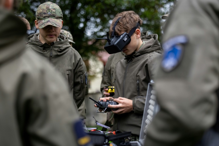 Un élève d'une école militaire de Pologne s'entraîne au pilotage de drone de type FPV (first-person-view), à Legnica le 8 octobre 2025