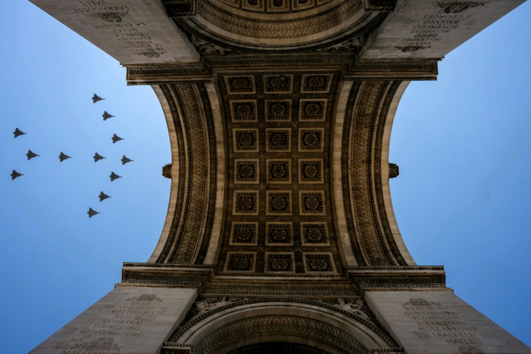Des avions de chasse Rafale survolent l'Arc de Triomphe lors d'une répétition, en amont du défilé du 14 juillet sur les Champs-Élysées à Paris, le 9 juillet 2026