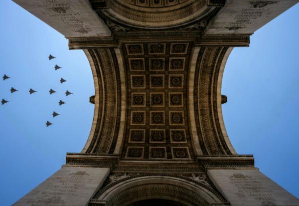 Des avions de chasse Rafale survolent l'Arc de Triomphe lors d'une répétition, en amont du défilé du 14 juillet sur les Champs-Élysées à Paris, le 9 juillet 2026