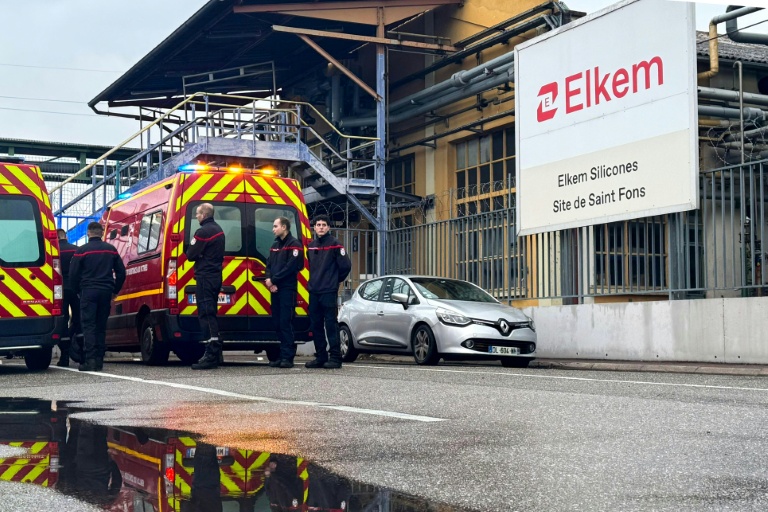 Des pompiers en intervention à l'usine chimique Elkem Silicones à Saint-Fons, près de Lyon, le 22 décembre 2025
