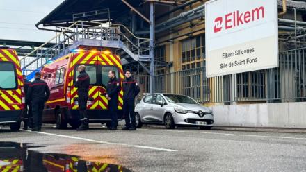 Des pompiers en intervention à l'usine chimique Elkem Silicones à Saint-Fons, près de Lyon, le 22 décembre 2025