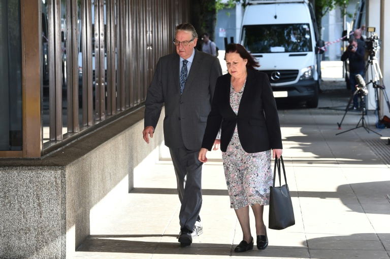 Susan et John Letby, les parents de l'infirmière britannique Lucy Letby, accusée d'avoir tué sept bébés dans la maternité de l'hôpital où elle travaillait, arrivent au tribunal de la Couronne de Manchester, dans le nord-ouest de l'Angleterre, le 17 août 2023, pour assister au procès de leur fille