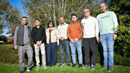 (g-d) Les journalistes de l'AFP à Gaza Mahmud Hams, Belal Al-Sabbagh, Mai Yaghi, Adel Zaanoun, Said Khatib, Mohammed Abed, Mohannad Shahwan, lors de la présentation du documentaire "Inside Gaza", au Prix Bayeux des correspondants de guerre, le 9 octobre 2025 dans le Calvados 