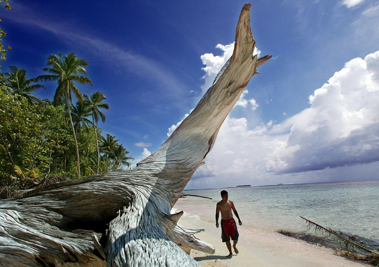 Le rivage de l'îlot de Tepuka, sur l'atoll de Funafuti, le 22 février 2004, alors que la montée des eaux inonde de nombreuses îles basses de l'archipel des Tuvalu