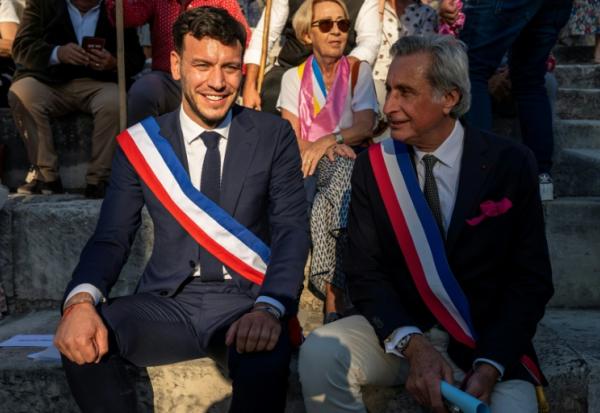 Le maire de Beaucaire Nelson Chaudon (G) et le maire d'Arles Patrick de Carolis lors d'un rassemblement au théâtre antique d'Arles le 19 septembre 2026, réunissant militants écologistes et élus contre un projet de ligne à très haute tension
