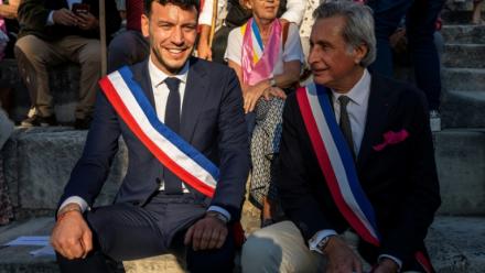 Le maire de Beaucaire Nelson Chaudon (G) et le maire d'Arles Patrick de Carolis lors d'un rassemblement au théâtre antique d'Arles le 19 septembre 2026, réunissant militants écologistes et élus contre un projet de ligne à très haute tension
