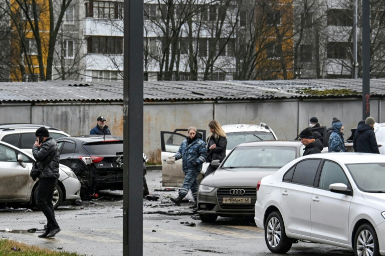 Des policiers et enquêteurs sur le site de l'explosion d'une voiture qui a tué un général russe, le 22 décembre 2025 à Moscou