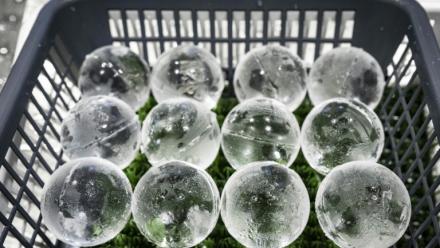 Des glaçons en forme de sphères produits à l'usine Kuramoto Ice, le 15 juin 2026 à Kanazawa, au Japon