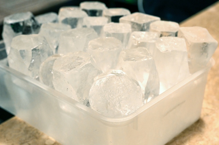 Des glaçons produits par l'usine Kuramoto Ice sur le comptoir d'un bar à Melbourne, le 29 juillet 2026 en Australie