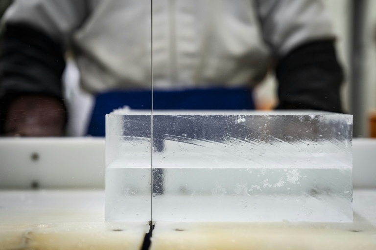 Un employé découpe de la glace à l'usine Kuramoto Ice à Kanazawa, au Japon, le 15 juin 2026