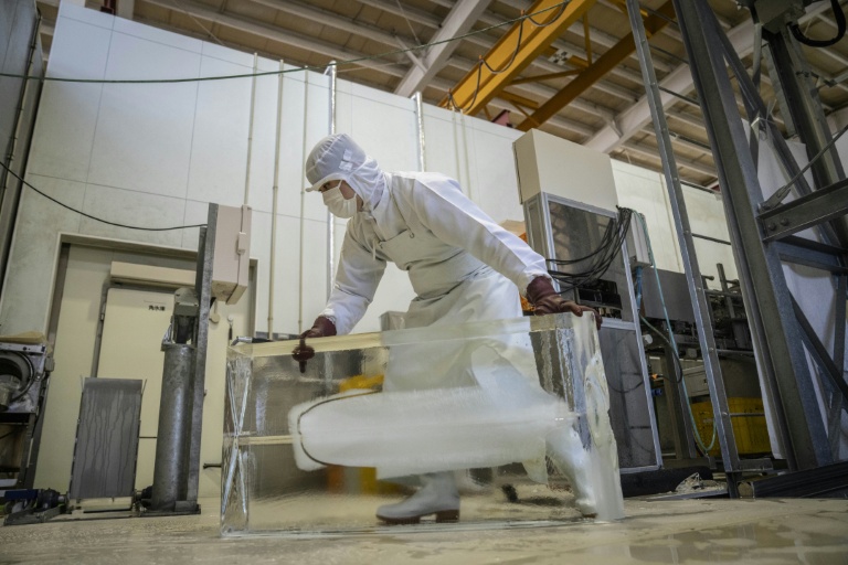 Un employé déplace de la glace à l'usine Kuramoto Ice à Kanazawa, au Japon, le 15 juin 2026