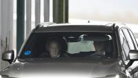 L'ancien roi d'Espagne Juan Carlos Ier g) en voiture après son arrivée à l'aéroport de Peinador à Vigo, dans le nord-ouest de l'Espagne, le 5 novembre 2025