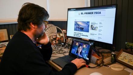 Santiago Siri, créateur d'"El Primer Feca", un média argentin réalisé avec l'intelligence artificielle, lors d'un entretien avec l'AFP à Buenos Aires, le 18 septembre 2026