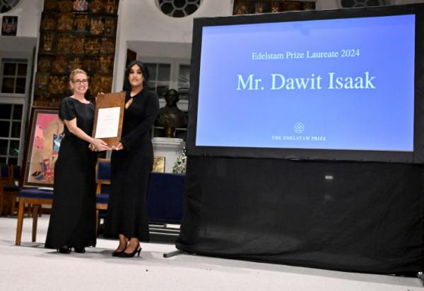 Betlehem Isaak (d), fille de l'intellectuel suédo-érythréen Dawit Isaak, reçoit le prix Edelstam 2024 au nom de son père pour sa défense de la liberté d'expression