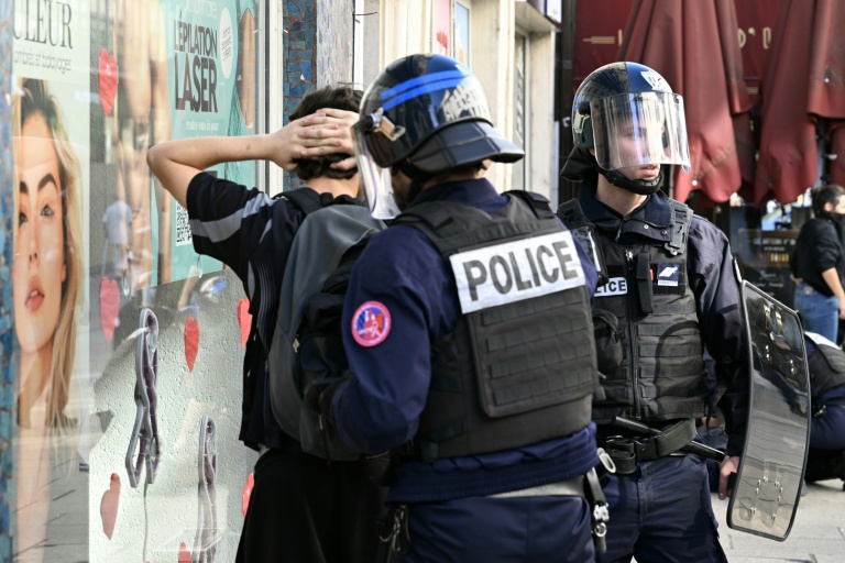 Un manifestant interpellé par la police à Nancy, le 5 septembre 2026