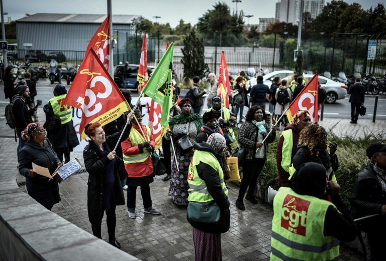 Des femmes de chambre de l'hôtel Ibis Batignolles manifestent devant le siège d'Accor, au troisième mois de leur grève pour réclamer de meilleures conditions de travail, le 17 octobre 2019 à Paris