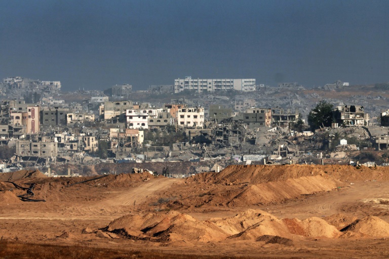 Des bâtiments détruits dans le secteur nord de la bande de Gaza vus depuis le côté israélien de la frontière, le 29 mai 2025