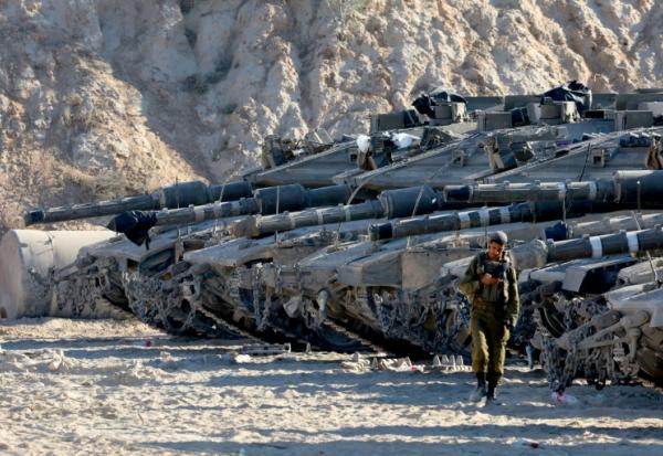 Des chars de l'armée israélienne positionnés à la frontière entre Israël et la bande de Gaza, le 29 mai 2025