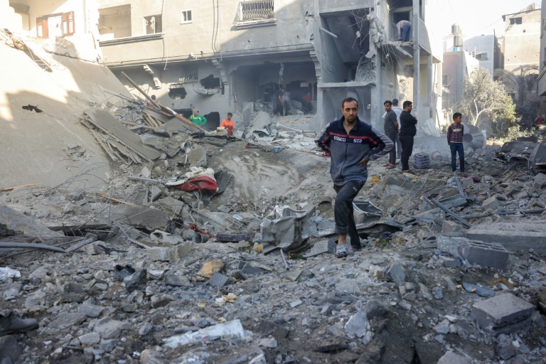 Des Palestiniens sur le site d'une frappe israélienne nocturne, à Jabalia, dans le centre de la bande de Gaza, le 30 mai 2025