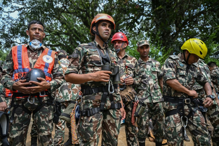 Des militaires déployés pour porter secours après la crue meurtrière du 26 août, le 29 août 2026, au Népal
