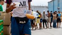 Des bénévoles de l'ONG Luna Blanca distribuent de la nourriture à des migrants sur le site industriel d'El Tajaral à Ceutae, Espagne, le 2 septembre 2026