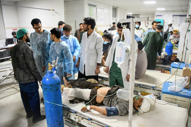 Des membres du personnel médical soignent des blessés dans un hôpital après le tremblement de terre qui a frappé Mazar-e-Sharif, le 3 novembre 2025
