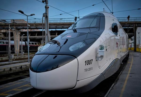 Le futur TGV M, construit par Alstom, qui sera mis en ligne le 1er juillet 2026 au lieu de début 2026, photographié à sa sortie d'un centre technique de la SNCF le 10 mars 2025
