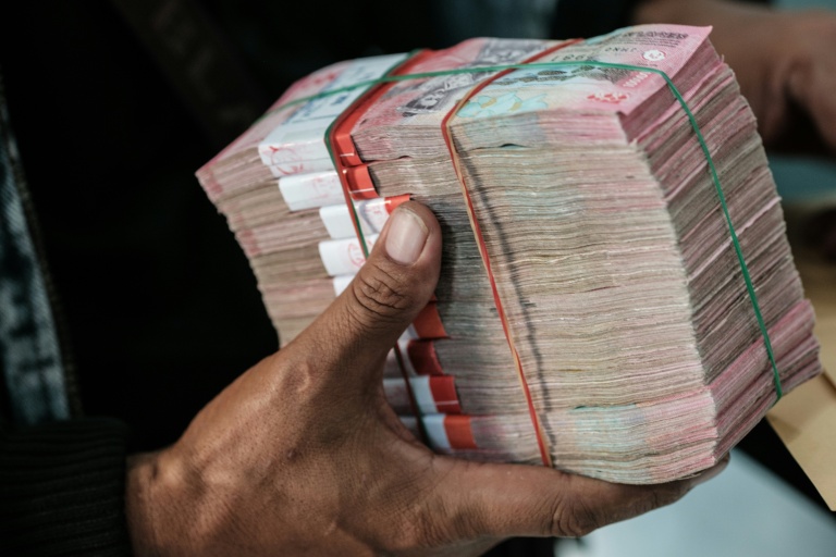 Des liasses de billets de roupies dans un bureau de change après que la devise indonésienne a chuté à 18.100 roupies pour un dollar américain, le 4 juin 2026 à Jakarta