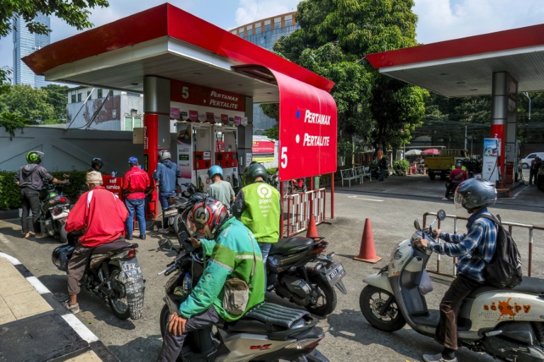 Des motocyclistes font la queue dans une station-service à Jakarta, le 1er avril 2026 en Indonésie