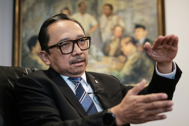 Le vice-ministre des Finances, Juda Agung lors d'un entretien avec l'AFP dans son bureau à Jakarta, le 11 juin 2026 en Indonésie