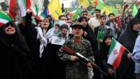 Un jeune Iranien en uniforme militaire brandit un fusil factice lors d'un rassemblement des partisans du pouvoir, le 29 avril 2029 à Téhéran