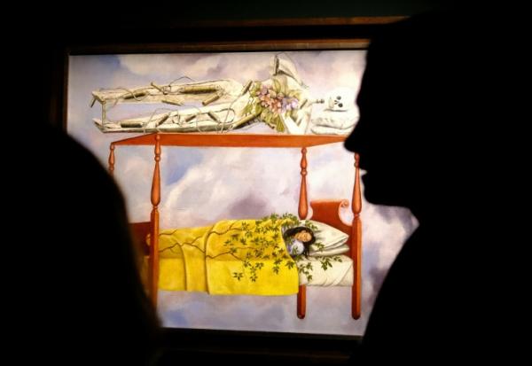 Le tableau "Le rêve (la chambre)" de Frida Kahlo, présenté dans un bâtiment de Sotheby's à New York, le 8 nobre 2025.