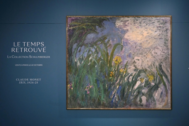 Le tableau *Iris* (1924–1925) du peintre français Claude Monet, lors d’une présentation en avant-première de 28 œuvres impressionnistes issues de la collection Schlumberger, dévoilées le 17 septembre 2026, en amont de leur vente prévue le 22 octobre 2026 chez Sotheby’s à Paris